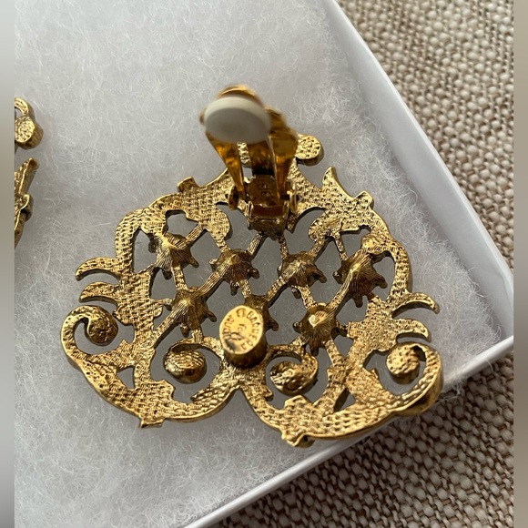 Vintage 1990’s Barrera for Avon open heart scroll antique gold clip on earrings. - Picture 7 of 12